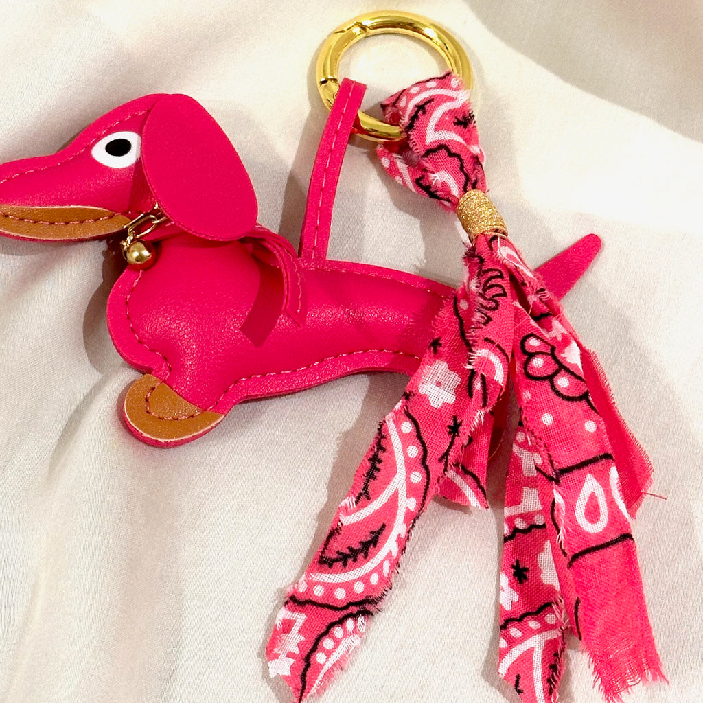 roze teckel bag charm met bandana tassel