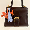 oranje teckel bag charm met lichtblauwe tassel