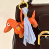 oranje teckel bag charm met lichtblauwe tassel